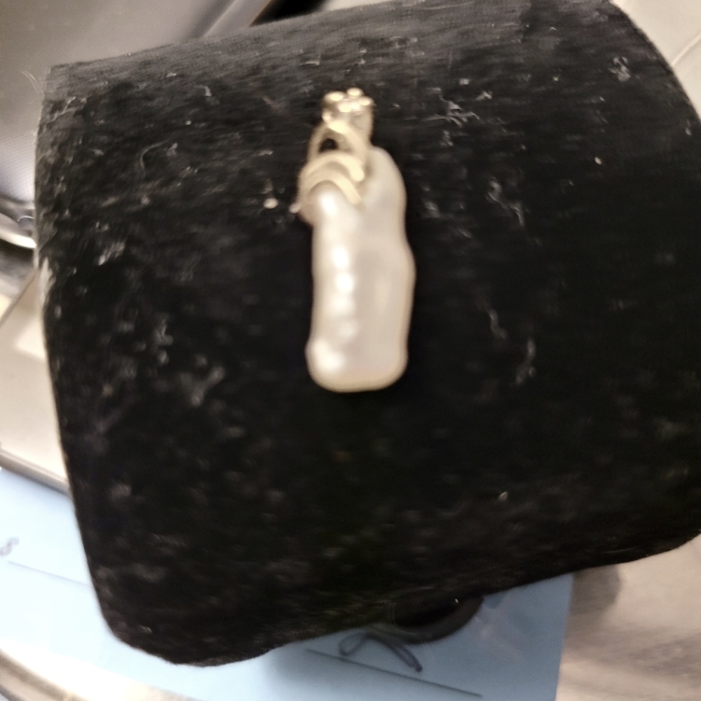 Freshwater pearl diamond pendant